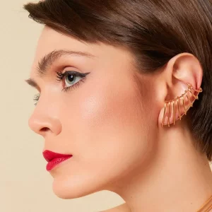 Brinco éear cuff curvo liso e vazado, com encaixe na parte de trás banhado.